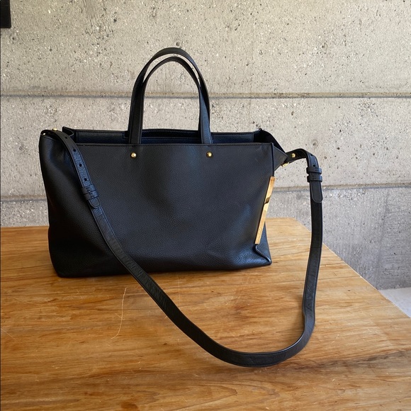 Stuart Weitzman Handbags - Stuart Weitzman “Cheltote” Chelsea Messenger in Pebbled Leather